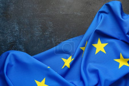 Téléchargez les photos : Drapeau de l'Union européenne sur fond bleu - en image libre de droit