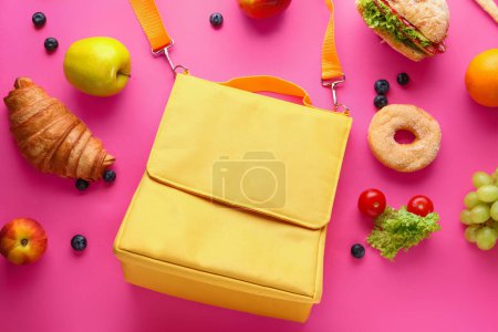Téléchargez les photos : Sac boîte à lunch avec différents aliments savoureux sur fond rose - en image libre de droit