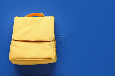 Téléchargez les photos : Sac boîte à lunch jaune sur fond bleu - en image libre de droit