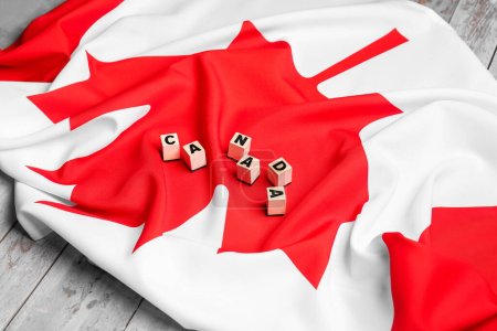 Foto de Bandera de Canadá sobre fondo gris de madera - Imagen libre de derechos
