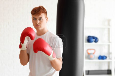 Téléchargez les photos : Jeune boxeur rousse s'entraînant au gymnase - en image libre de droit