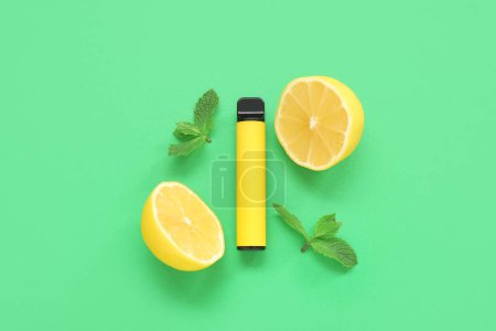 Téléchargez les photos : Cigarette électronique avec citron et menthe sur fond vert - en image libre de droit