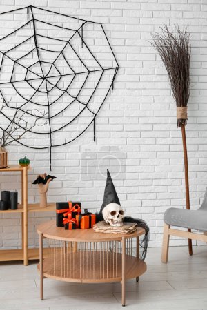 Interieur des modernen Wohnzimmers zu Halloween mit Tisch dekoriert