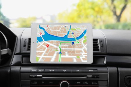 Foto de Tablet ordenador utilizado para la navegación en coche moderno - Imagen libre de derechos