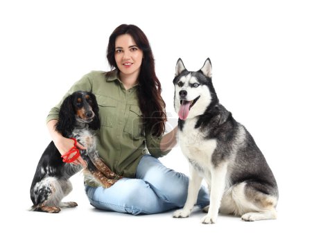 Foto de Mujer joven con lindos perros sentados sobre fondo blanco - Imagen libre de derechos