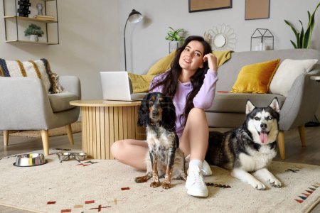 Foto de Mujer joven con perros lindos en casa - Imagen libre de derechos