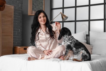 Foto de Mujer joven con perros lindos en el dormitorio - Imagen libre de derechos