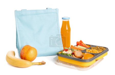 Téléchargez les photos : Sac, boîte à lunch avec de délicieux aliments et bouteille de jus isolé sur fond blanc - en image libre de droit