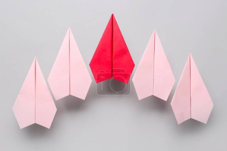 Foto de Coloridos planos de papel en origami sobre fondo gris - Imagen libre de derechos
