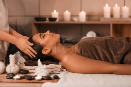 Téléchargez les photos : Belle femme recevant un massage spa dans le salon - en image libre de droit