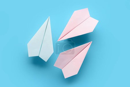 Foto de Coloridos planos de papel en origami sobre fondo azul - Imagen libre de derechos