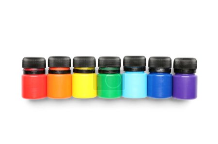 Téléchargez les photos : Pots avec gouache colorée sur fond blanc - en image libre de droit