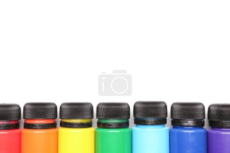 Téléchargez les photos : Pots avec gouache colorée sur fond blanc - en image libre de droit