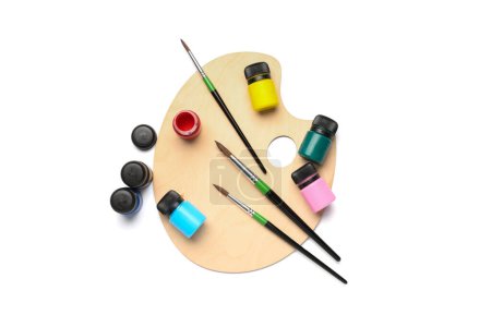 Téléchargez les photos : Pots de peinture à la gouache colorée avec palette d'artistes et pinceaux sur fond blanc - en image libre de droit