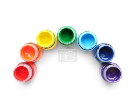 Téléchargez les photos : Pots ouverts de peintures à la gouache colorées sur fond blanc - en image libre de droit