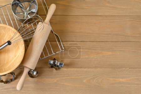 Foto de Set de utensilios para hornear en mesa de madera - Imagen libre de derechos