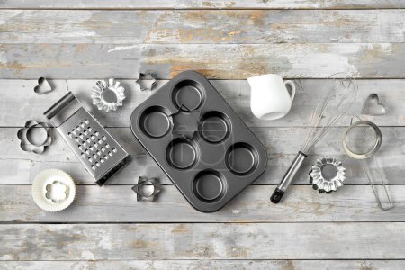 Foto de Set de utensilios para hornear y bandeja sobre mesa de madera blanca - Imagen libre de derechos