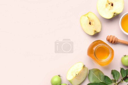 Foto de Tarro de miel y manzanas para la celebración de Rosh Hashaná (Año Nuevo judío) sobre fondo rosa - Imagen libre de derechos