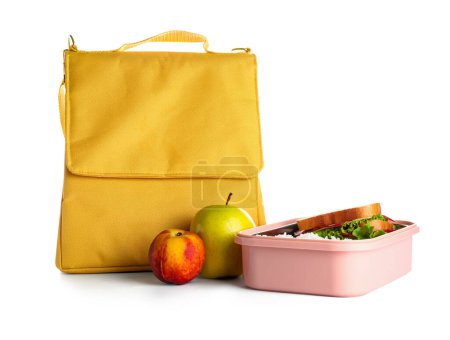 Téléchargez les photos : Sac avec boîte à lunch et fruits isolés sur fond blanc - en image libre de droit