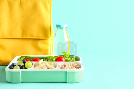 Téléchargez les photos : Sac, bouteille d'eau et lunchbox avec de la nourriture savoureuse sur fond turquoise - en image libre de droit