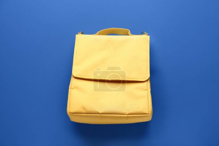 Téléchargez les photos : Sac boîte à lunch jaune sur fond bleu - en image libre de droit