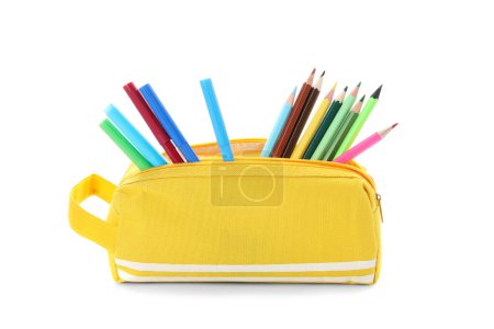 Téléchargez les photos : Boîtier élégant avec crayons de couleur et feutres sur fond blanc - en image libre de droit