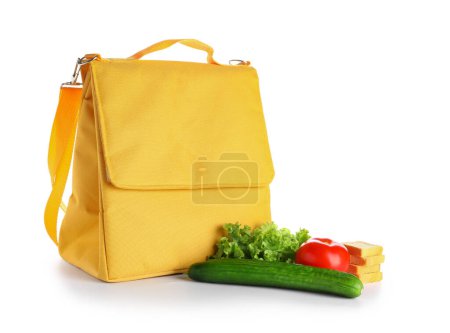 Téléchargez les photos : Sac à lunch avec légumes et pain isolé sur fond blanc - en image libre de droit
