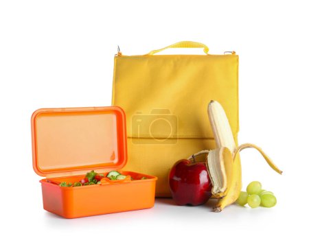 Téléchargez les photos : Sac avec boîte à lunch et différents fruits isolés sur fond blanc - en image libre de droit