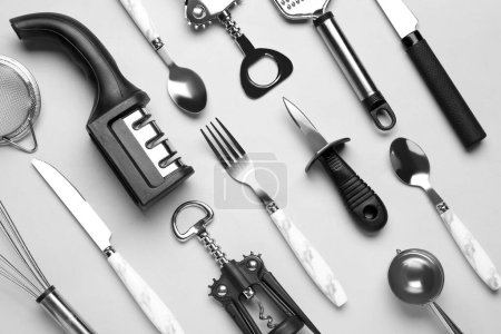 juego de utensilios de cocina sobre fondo gris