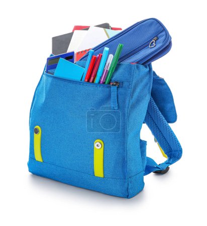 Téléchargez les photos : Sac à dos scolaire coloré avec papeterie isolée sur fond blanc - en image libre de droit