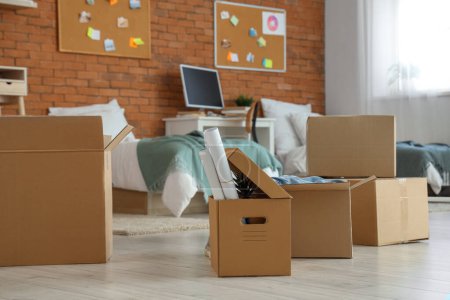 Téléchargez les photos : Boîtes en carton dans le dortoir le jour du déménagement - en image libre de droit