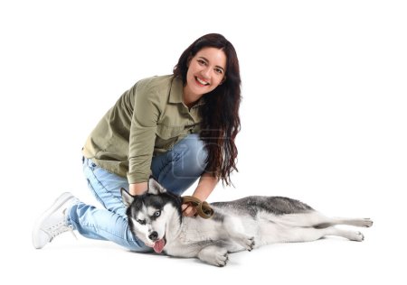 Foto de Mujer joven con perro Husky sobre fondo blanco - Imagen libre de derechos