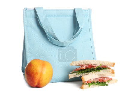 Téléchargez les photos : Sac boîte à lunch avec pêche et sandwichs isolés sur fond blanc - en image libre de droit