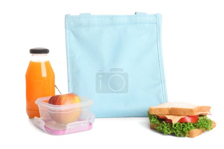 Téléchargez les photos : Sac à lunch, boîte à lunch avec de délicieux aliments et une bouteille de jus isolé sur fond blanc - en image libre de droit