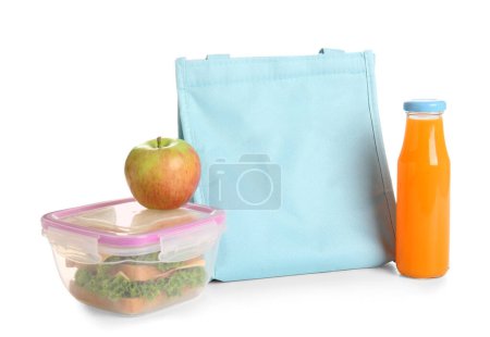 Téléchargez les photos : Sac à lunch avec boîte à lunch, pomme et bouteille de jus isolé sur fond blanc - en image libre de droit