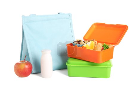 Téléchargez les photos : Sac et boîtes à lunch avec de délicieux aliments isolés sur fond blanc - en image libre de droit