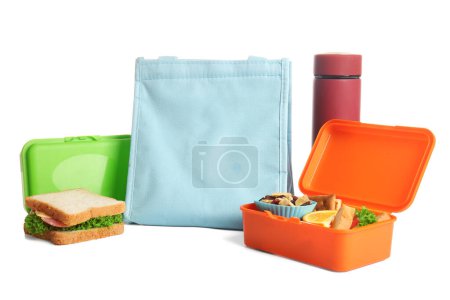 Téléchargez les photos : Sac, boîtes à lunch avec de délicieux aliments et thermos isolés sur fond blanc - en image libre de droit