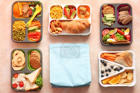 Téléchargez les photos : Sac et différentes boîtes à lunch avec de délicieux aliments sur fond rose grunge - en image libre de droit