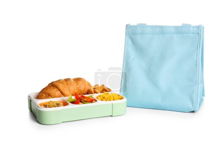 Téléchargez les photos : Sac et boîte à lunch avec de délicieux aliments isolés sur fond blanc - en image libre de droit