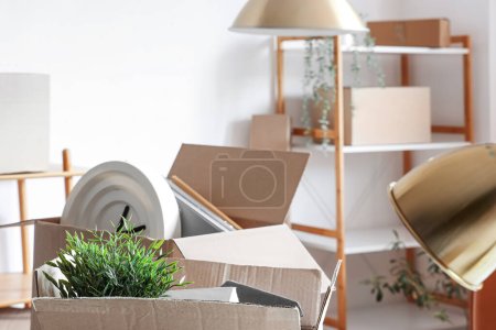 Téléchargez les photos : Boîtes en carton avec des choses au bureau le jour du déménagement, gros plan - en image libre de droit
