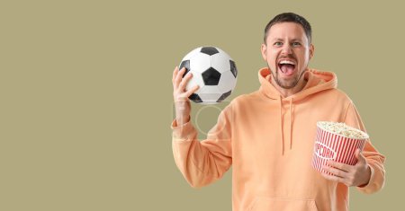 Foto de Abanico de fútbol gritando con bola y palomitas de maíz sobre fondo de color con espacio para texto - Imagen libre de derechos