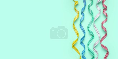 Foto de Cintas métricas coloridas sobre fondo turquesa con espacio para texto, vista superior - Imagen libre de derechos