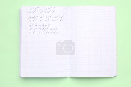 Téléchargez les photos : Copybook avec des formules mathématiques sur fond vert - en image libre de droit
