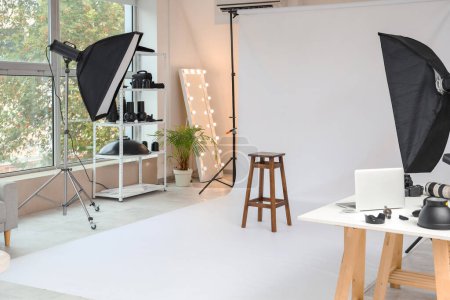 Foto de Interior del estudio fotográfico con equipo y taburete - Imagen libre de derechos