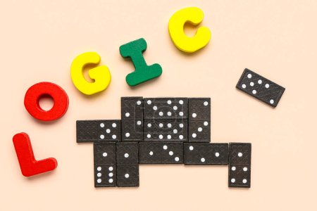 Téléchargez les photos : Mot LOGIC avec dominos sur fond beige - en image libre de droit