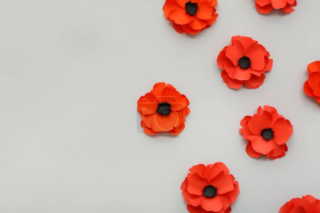 Foto de Flores de amapola roja sobre fondo gris. Día del Recuerdo en Canadá - Imagen libre de derechos