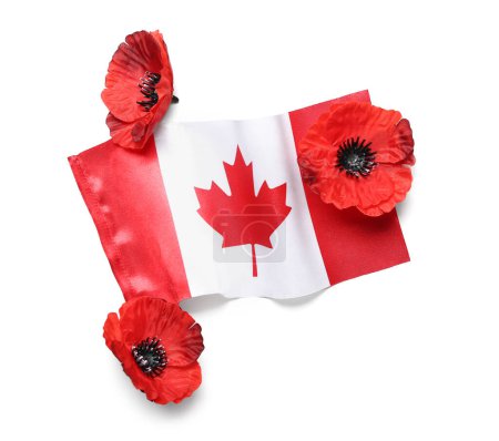Foto de Flores de amapola y bandera de Canadá aisladas sobre fondo blanco. Día del Recuerdo - Imagen libre de derechos