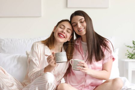 Foto de Amigas bebiendo café en el dormitorio - Imagen libre de derechos