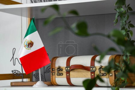 Téléchargez les photos : Drapeau mexicain avec valise sur étagère dans la chambre - en image libre de droit