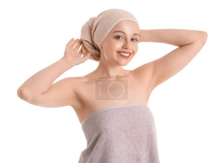 Téléchargez les photos : Jolie jeune femme enveloppée dans une serviette sur fond blanc - en image libre de droit